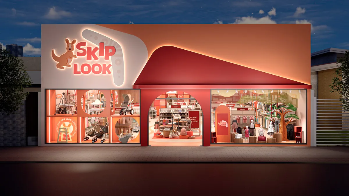 Fachada da loja Skip Look à noite, com letreiro iluminado e vitrines